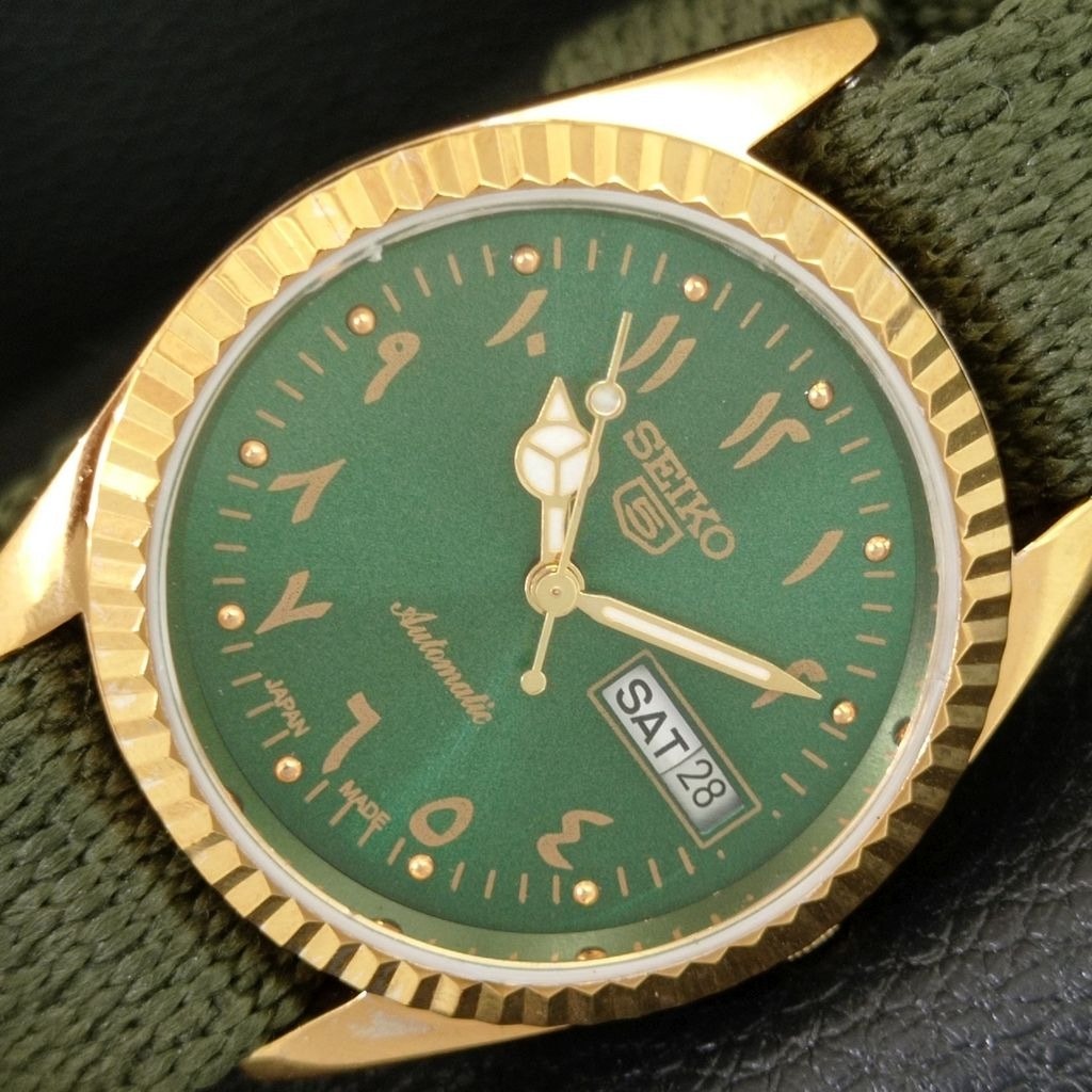 Vintage 1975 Seiko Automatic Mens Gold Watch WDaydate Gold Accents Vintage 1975 Seiko Automatic Mens Gold Watch WDaydate Gold Accents